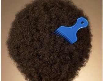 Cheveux crépus comme outil de lutte féministe et décoloniale